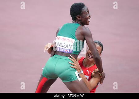 Ditaji Kambundji (Suisse, or), Tobi Amusan (Nigeria, argent). 100m haies finale. Championnats du monde d'athlétisme, Tokyo 2025. Banque D'Images