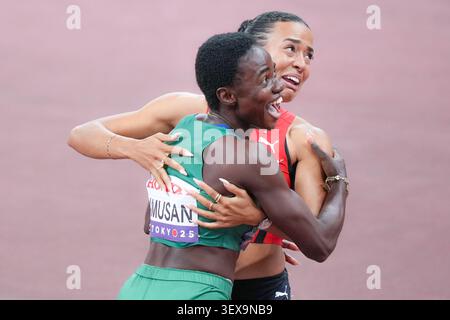 Ditaji Kambundji (Suisse, or), Tobi Amusan (Nigeria, argent). 100m haies finale. Championnats du monde d'athlétisme, Tokyo 2025. Banque D'Images