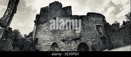Ancien mur de forteresse en pierre avec de petites fenêtres sur un ciel spectaculaire, Berry Pomeroy Castle, Devon, Angleterre, Royaume-Uni Banque D'Images