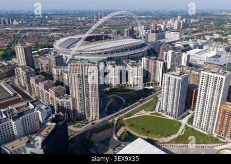 Image aérienne représentant des blocs d'appartements modernes et le stade de Wembley Banque D'Images