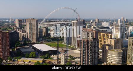 Vue panoramique aérienne sur les gratte-ciel du parc Wembley, les chantiers de construction et le stade de Wembley Banque D'Images