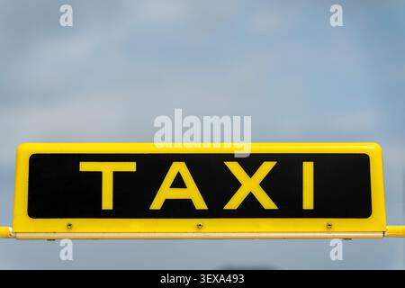 Vintage Taxi signe sur le toit de la voiture près Banque D'Images