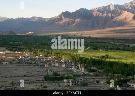 Une vue à travers la vallée de l'Indus vers la chaîne Stok depuis le monastère Thiksey près de Leh, Ladakh, Inde, août 2004 Banque D'Images