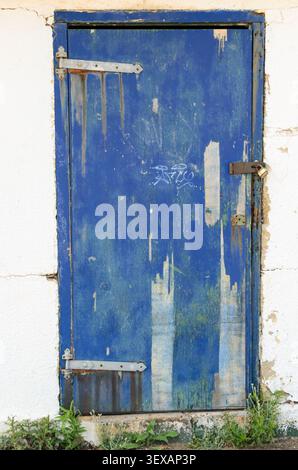 vieille porte en bois bleu texturé avec peinture pelable uk Banque D'Images