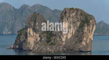 Topographie karstique, baie d'Halong, Vietnam. Xã Việt Hải, Haiphong, Vietnam Banque D'Images