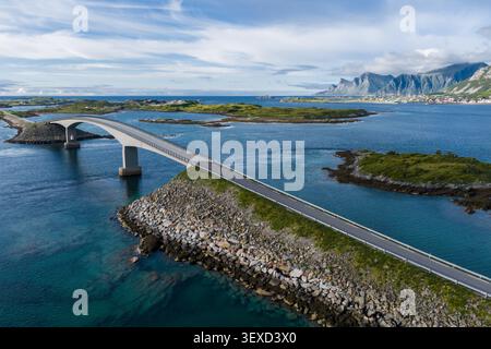 Vue aérienne du pont des Lofoten en Norvège surplombant des chenaux turquoise et des îlots Banque D'Images