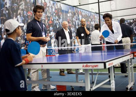 La première dame Michelle Obama joue au tennis de table lors d'un Let's Move ! Événement au USTA Billie Jean King National Tennis Center à New York, New York, le 9 septembre 2011. (Photo officielle de la Maison Blanche par Samantha Appleton) cette photo officielle de la Maison Blanche est disponible uniquement pour publication par des organismes de presse et / ou pour usage personnel impression par le(s) sujet(s) de la photographie. La photographie ne peut être manipulée en aucune façon et ne peut pas être utilisée dans des documents commerciaux ou politiques, des publicités, des courriels, des produits, des promotions qui suggèrent de quelque manière que ce soit l'approbation ou l'approbation du Président Banque D'Images