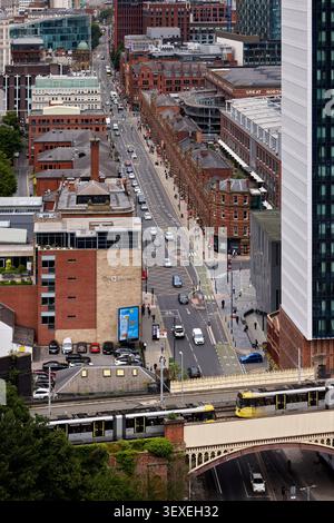 Gare de Deansgate regardant le long de Deansgate dans le centre-ville de Manchester Banque D'Images