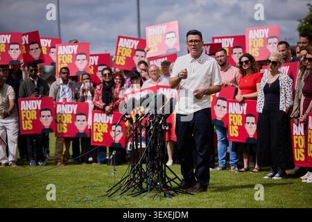 Andy Burnham à Ashton FC après sa victoire à l'élection partielle de Makerfield Banque D'Images