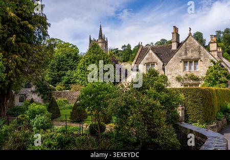 Pittoresque village avec l'église St Andrew et de charmantes maisons à Castle Combe, Wiltshire, Angleterre. Un lieu touristique populaire. Banque D'Images