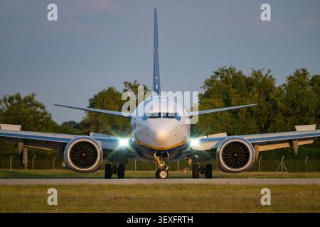 Ryanair Boeing 737 MAX 8-200 avion de passagers (EI-IKM) circulant sur l'aérodrome de l'aéroport de Bournemouth pendant l'heure d'or, Royaume-Uni. Banque D'Images