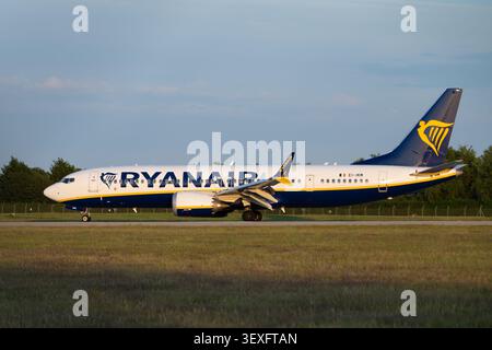 Ryanair Boeing 737 MAX 8-200 avion de passagers (EI-IKM) circulant sur l'aérodrome de l'aéroport de Bournemouth pendant l'heure d'or, Royaume-Uni. Banque D'Images