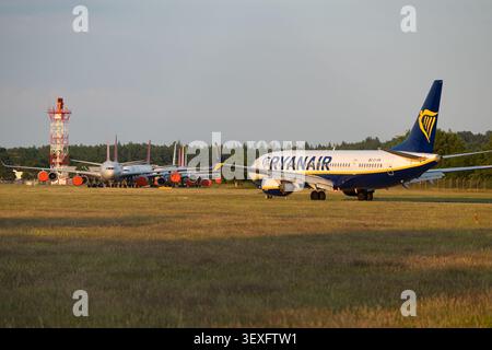 Ryanair Boeing 737 MAX 8-200 avion de passagers (EI-IKM) circulant sur l'aérodrome de l'aéroport de Bournemouth pendant l'heure d'or, Royaume-Uni. Banque D'Images