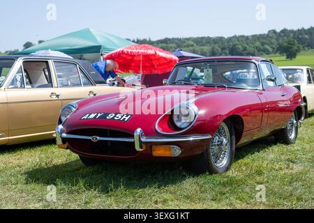 Sherborne.Dorset.United Kingdom.May 25th 2026.A restauré E type Jaguar de 1969 est exposé à la foire de Sherborne Castle Country Banque D'Images