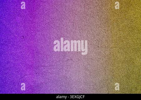 Texture haute résolution présentant un dégradé de couleurs fluide passant du violet profond et violet à un jaune doré chatoyant. Le granuleux, étincelant Banque D'Images