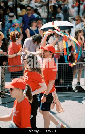 Toronto, Canada - 29 juin 2025 : spectateurs dansant avec des banderoles de ruban Banque D'Images