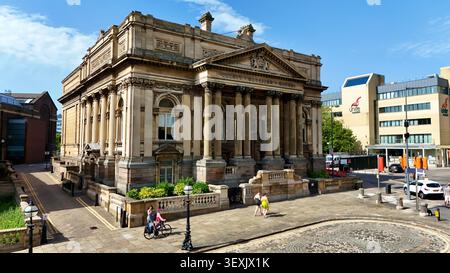 Photographie aérienne par drone de l'historique County sessions House dans le centre-ville de Liverpool, Merseyside, Angleterre. Le bâtiment néoclassique classé Grade II Banque D'Images