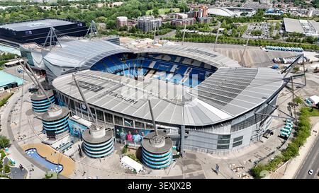 Photographie aérienne par drone du stade Etihad, domicile du Manchester City Football Club, montrant le stade et les environs du campus Etihad à Manchester Banque D'Images