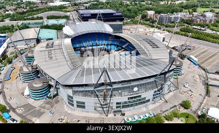 Photographie aérienne par drone du stade Etihad, domicile du Manchester City Football Club, montrant le stade et les environs du campus Etihad à Manchester Banque D'Images