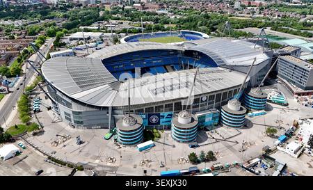 Photographie aérienne par drone du stade Etihad, domicile du Manchester City Football Club, montrant le stade et les environs du campus Etihad à Manchester Banque D'Images