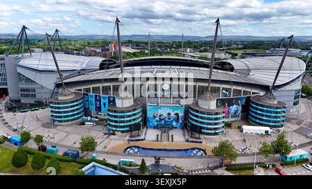 Photographie aérienne par drone du stade Etihad, domicile du Manchester City Football Club, montrant le stade et les environs du campus Etihad à Manchester Banque D'Images