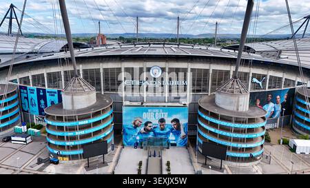 Photographie aérienne par drone du stade Etihad, domicile du Manchester City Football Club, montrant le stade et les environs du campus Etihad à Manchester Banque D'Images