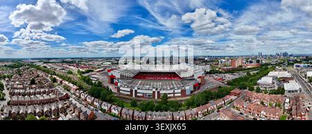 Photographie aérienne par drone d'Old Trafford, domicile du Manchester United Football Club, montrant le célèbre stade sous plusieurs angles de Manchester Banque D'Images