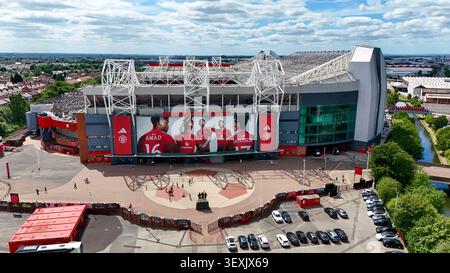 Photographie aérienne par drone d'Old Trafford, domicile du Manchester United Football Club, montrant le célèbre stade sous plusieurs angles à Manchester, Engla Banque D'Images