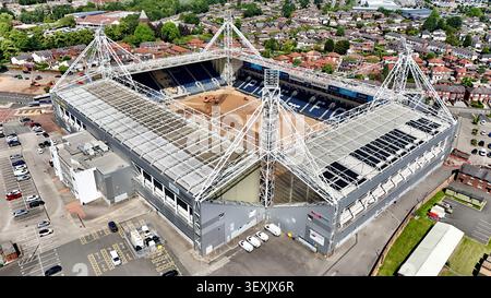 Photographie aérienne par drone du Deepdale Stadium, stade du Preston North End Football Club, montrant les travaux de réaménagement du terrain pendant la saison de fermeture Banque D'Images