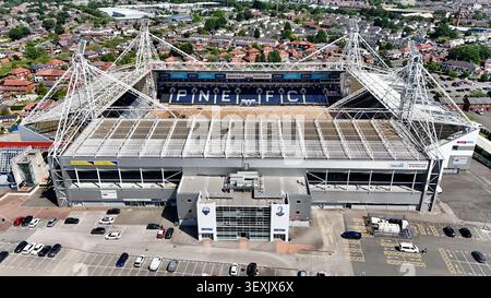Photographie aérienne par drone du Deepdale Stadium, stade du Preston North End Football Club, montrant les travaux de réaménagement du terrain pendant la saison de fermeture Banque D'Images
