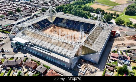 Photographie aérienne par drone du Deepdale Stadium, stade du Preston North End Football Club, montrant les travaux de réaménagement du terrain pendant la saison de fermeture Banque D'Images