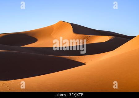 Lever de soleil dans le désert, désert Erg Chigaga, Maroc Banque D'Images