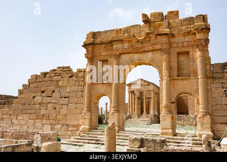 Arc des temples Antonin Pie et Capitoline dans le site archéologique de Sufetula Banque D'Images