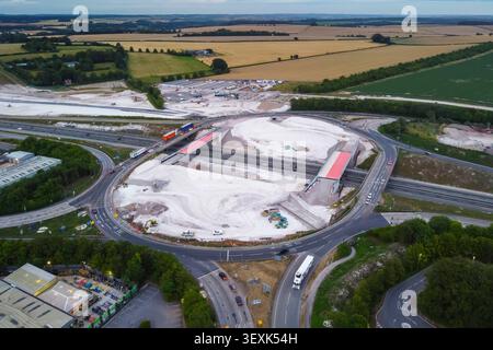 Winchester, Hampshire, Royaume-Uni. 30 juin 2026. Vue aérienne des travaux d'amélioration de la jonction 9 de 280 millions de livres sterling sur l'autoroute M3 à Winchester dans le Hampshire. De nouveaux ponts et de nouvelles pistes de bretelles sont en cours de construction pour créer une nouvelle liaison rapide entre le M3 et l'A34 qui supprimera le goulot de la bouteille, ce qui provoquera le retour du trafic en file d'attente sur le M3. Le projet devrait être achevé en 2028. Crédit photo : Graham Hunt/Alamy Live News Banque D'Images