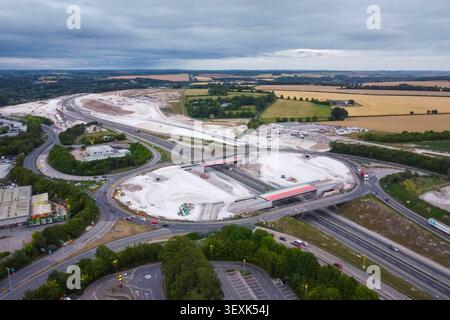 Winchester, Hampshire, Royaume-Uni. 30 juin 2026. Vue aérienne des travaux d'amélioration de la jonction 9 de 280 millions de livres sterling sur l'autoroute M3 à Winchester dans le Hampshire. De nouveaux ponts et de nouvelles pistes de bretelles sont en cours de construction pour créer une nouvelle liaison rapide entre le M3 et l'A34 qui supprimera le goulot de la bouteille, ce qui provoquera le retour du trafic en file d'attente sur le M3. Le projet devrait être achevé en 2028. Crédit photo : Graham Hunt/Alamy Live News Banque D'Images