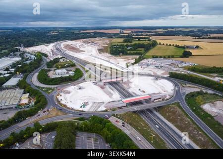 Winchester, Hampshire, Royaume-Uni. 30 juin 2026. Vue aérienne des travaux d'amélioration de la jonction 9 de 280 millions de livres sterling sur l'autoroute M3 à Winchester dans le Hampshire. De nouveaux ponts et de nouvelles pistes de bretelles sont en cours de construction pour créer une nouvelle liaison rapide entre le M3 et l'A34 qui supprimera le goulot de la bouteille, ce qui provoquera le retour du trafic en file d'attente sur le M3. Le projet devrait être achevé en 2028. Crédit photo : Graham Hunt/Alamy Live News Banque D'Images