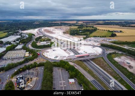 Winchester, Hampshire, Royaume-Uni. 30 juin 2026. Vue aérienne des travaux d'amélioration de la jonction 9 de 280 millions de livres sterling sur l'autoroute M3 à Winchester dans le Hampshire. De nouveaux ponts et de nouvelles pistes de bretelles sont en cours de construction pour créer une nouvelle liaison rapide entre le M3 et l'A34 qui supprimera le goulot de la bouteille, ce qui provoquera le retour du trafic en file d'attente sur le M3. Le projet devrait être achevé en 2028. Crédit photo : Graham Hunt/Alamy Live News Banque D'Images