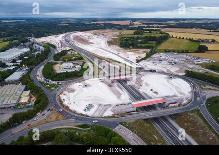 Winchester, Hampshire, Royaume-Uni. 30 juin 2026. Vue aérienne des travaux d'amélioration de la jonction 9 de 280 millions de livres sterling sur l'autoroute M3 à Winchester dans le Hampshire. De nouveaux ponts et de nouvelles pistes de bretelles sont en cours de construction pour créer une nouvelle liaison rapide entre le M3 et l'A34 qui supprimera le goulot de la bouteille, ce qui provoquera le retour du trafic en file d'attente sur le M3. Le projet devrait être achevé en 2028. Crédit photo : Graham Hunt/Alamy Live News Banque D'Images