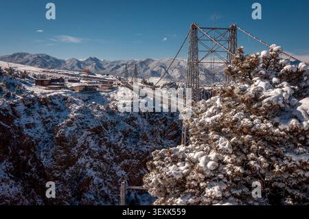 Pont Royal Gorge près de Cañon City, Colorado, entouré de neige hivernale avec les montagnes Wet au loin sous un ciel bleu. Banque D'Images