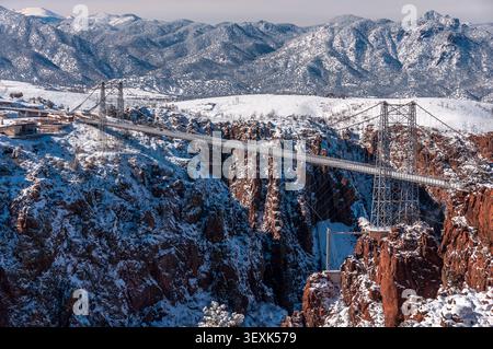Pont Royal Gorge près de Cañon City, Colorado, entouré de neige hivernale avec les montagnes Wet au loin sous un ciel bleu. Banque D'Images