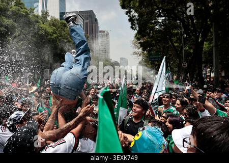 30 juin 2026, Mexico, CDMX, Mexique : dès le début, des centaines'''' ou peut-être des milliers'''' de supporters de l'équipe nationale mexicaine ont commencé à arriver pour regarder la diffusion du match contre l'Équateur. Les deux équipes s'affrontent lors de la manche 32 ; le vainqueur passe à la manche suivante, tandis que la participation du perdant à la Coupe du monde de la FIFA 2026 touche à sa fin. Si le Mexique avance, il jouerait son cinquième match'''' une étape qu'il n'a pas réussi à franchir lors des précédentes coupes du monde. Ce match a une signification politique pour les deux pays, les relations diplomatiques ayant été rompues en avril 2024 follo Banque D'Images