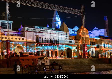 Vue nocturne scénique de Ram Ki Paidi Ghat avec reflets vibrants et lumières est prise Ram Ki Paidi ayodhya uttar pradesh inde le 06 mars 2024. Banque D'Images