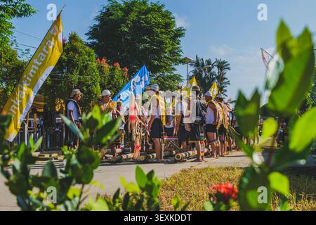Samarinda, Indonésie - juin 25 2026. Un groupe d'hommes Dayak Kenyah en tenue traditionnelle se sont rassemblés à l'extérieur, préparant un défilé culturel accueillant. Banque D'Images
