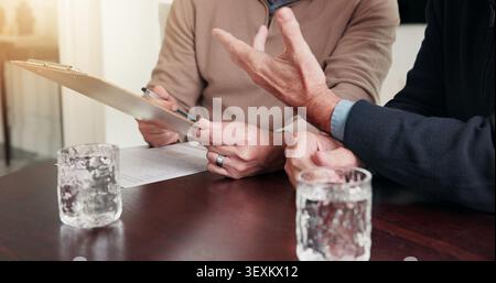 Mains, conseiller et vieil homme à la maison avec presse-papiers, rapport financier et document pour le formulaire de consentement. Consultant, personne principale et liste de contrôle avec Banque D'Images