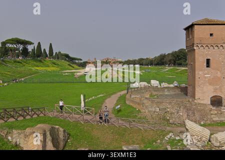 Vue d'en haut des ruines du Cirque Maximus avec arbres et vestiges de bâtiments contre un ciel bleu, Rome à l'automne 2024 Banque D'Images