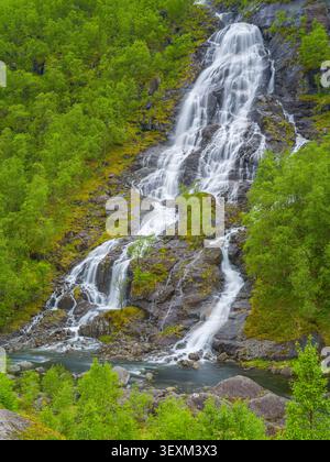 Photographie verticale longue exposition de Flesefossen dans la pittoresque vallée de Brattlandsdalen, comté de Rogaland, Norvège. La composition du portrait magnifiquement Banque D'Images