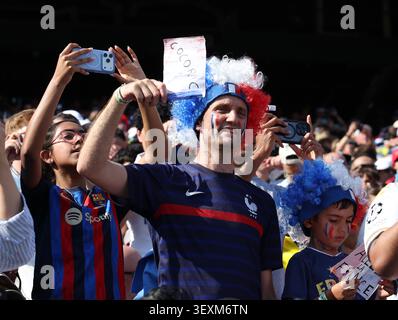 New Jersey, United States. 01st July, 2026. Fans from France and Sweden, wearing colorful costumes and makeup, display a range of emotions at MetLife Stadium, underscoring football's emotional pull on millions worldwide. France 3 - 0 Sweden Credit: SOPA Images Limited/Alamy Live News Banque D'Images
