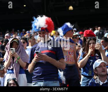 New Jersey, United States. 01st July, 2026. Fans from France and Sweden, wearing colorful costumes and makeup, display a range of emotions at MetLife Stadium, underscoring football's emotional pull on millions worldwide. France 3 - 0 Sweden Credit: SOPA Images Limited/Alamy Live News Banque D'Images