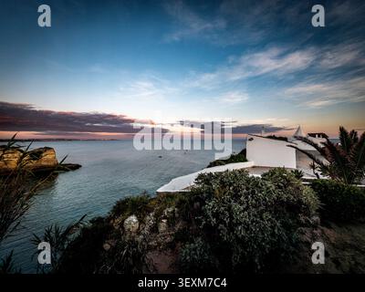 Église au coucher du soleil sur les falaises de l'Algarve, Portugal Banque D'Images
