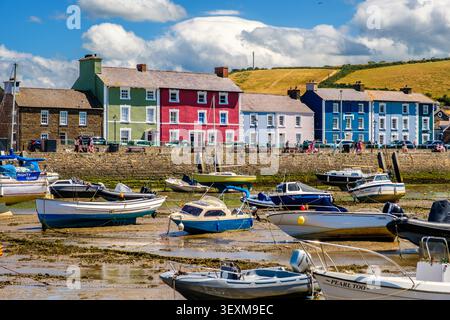 Maisons colorées au bord du port à Aberaeron, Ceredigion, West Wales, Royaume-Uni Banque D'Images